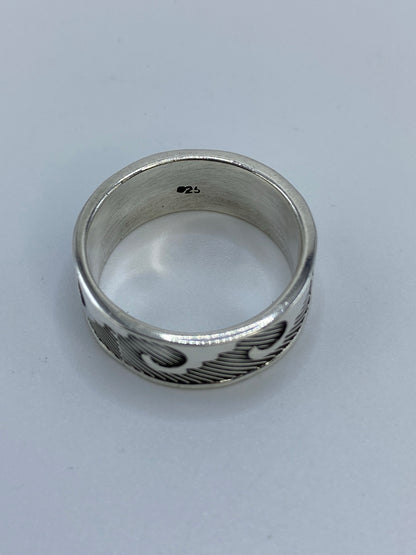 Anillo en la mano mostrando presencia y peso, diseño robusto para uso diario