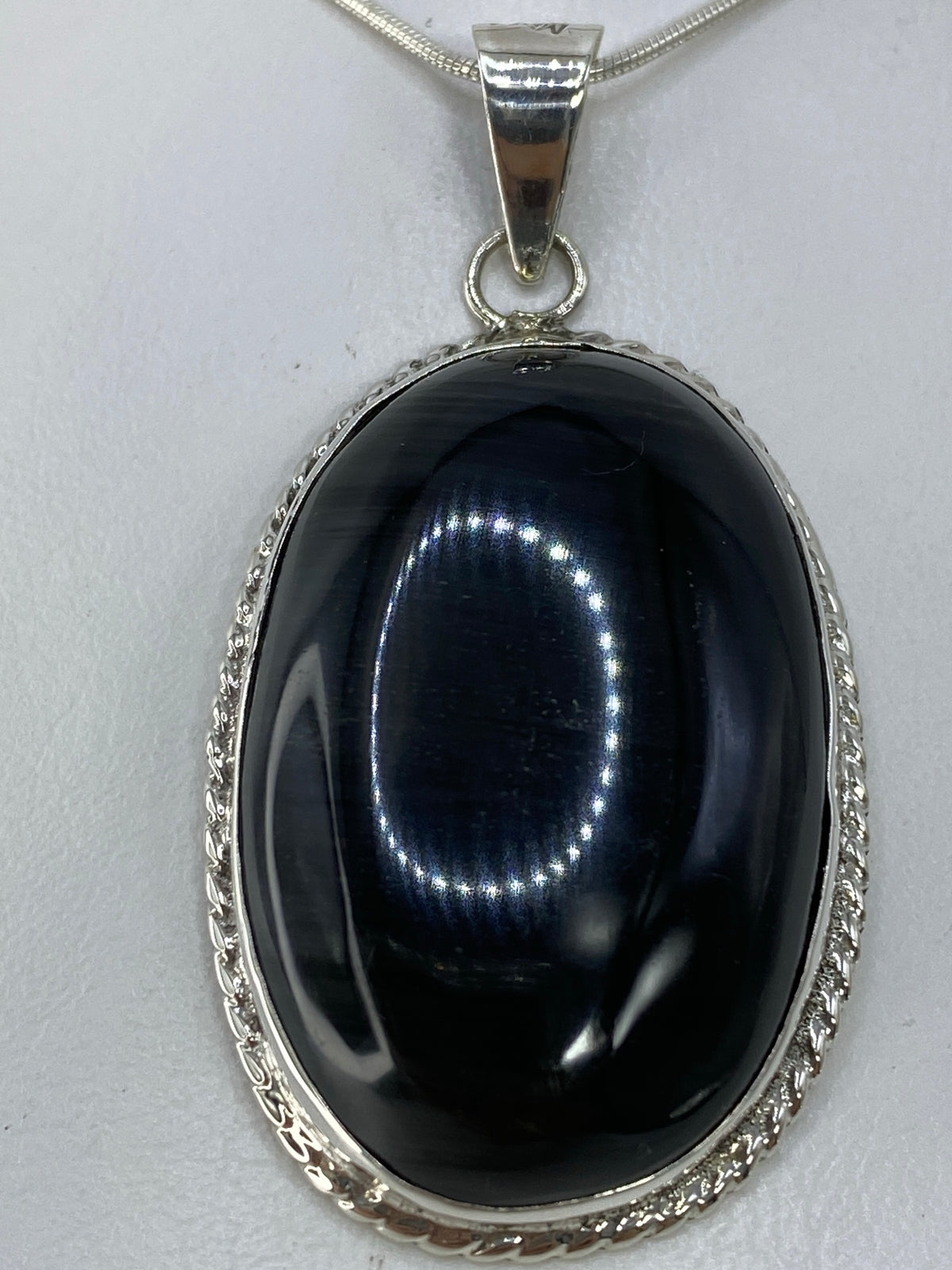 Detalle del onix negro brillante engastado en plata 950 de Taxco