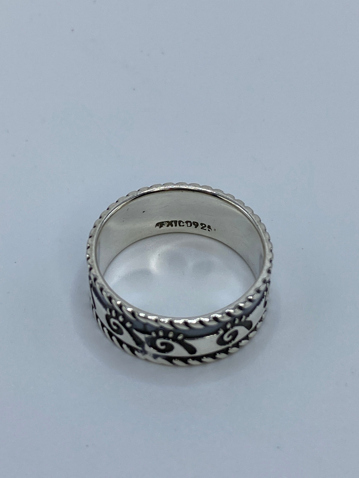 Anillo sobre fondo blanco con el Quinto 925 visible en el interior