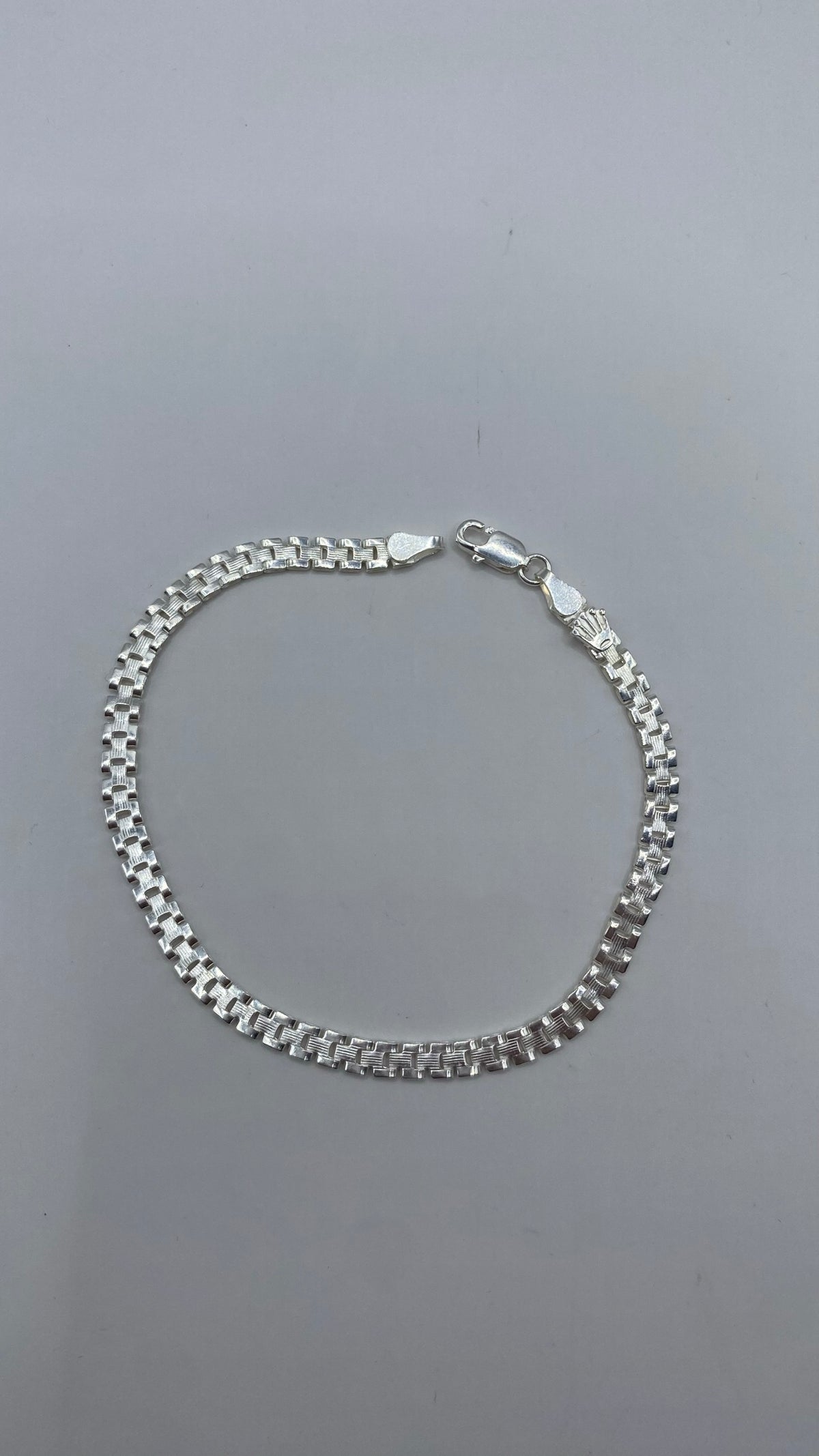 Pulsera de eslabón plata .925 completamente extendida mostrando la articulación flexible de cada segmento