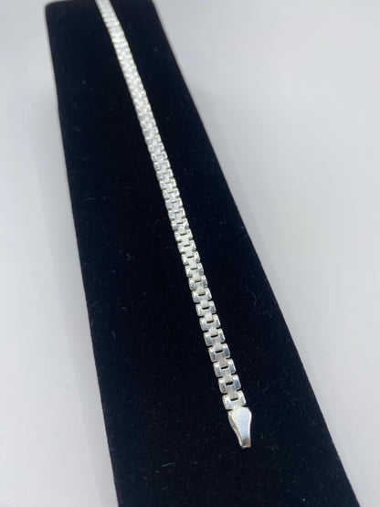 Pulsera de eslabón de plata pura usada en muñeca — demostrando el ajuste y presencia elegante en uso diario
