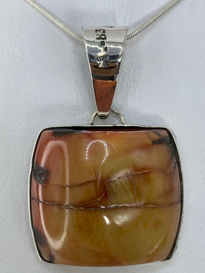 Detalle del engaste artesanal de la piedra y el acabado pulido de la plata 950