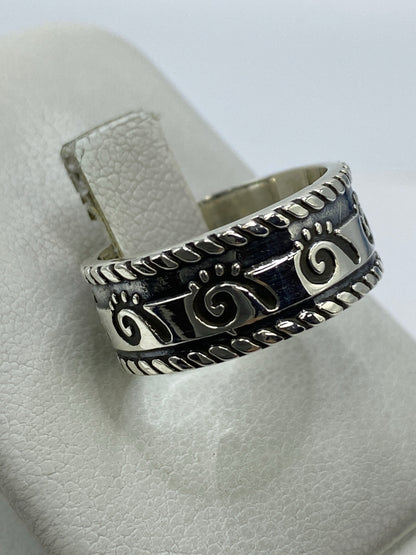 Anillo puesto en dedo mostrando el ancho y la profundidad del grabado