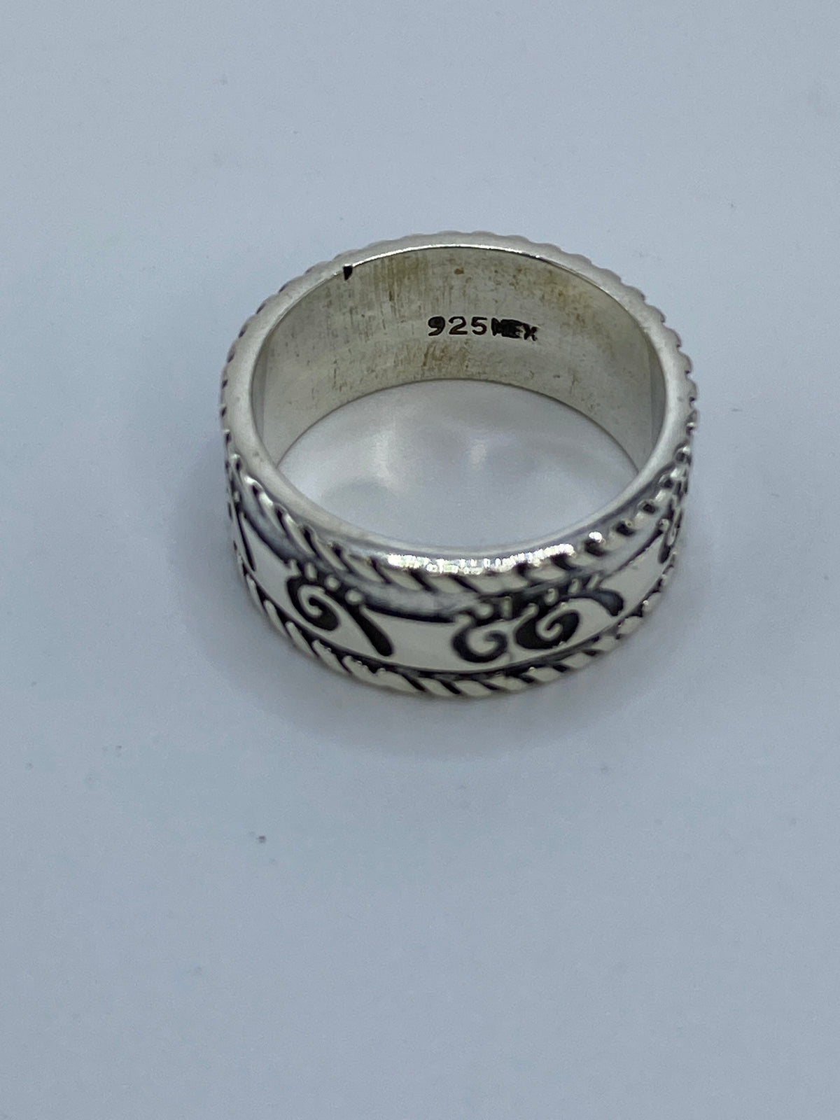 Interior del anillo mostrando el sello 925 y acabado pulido satinado