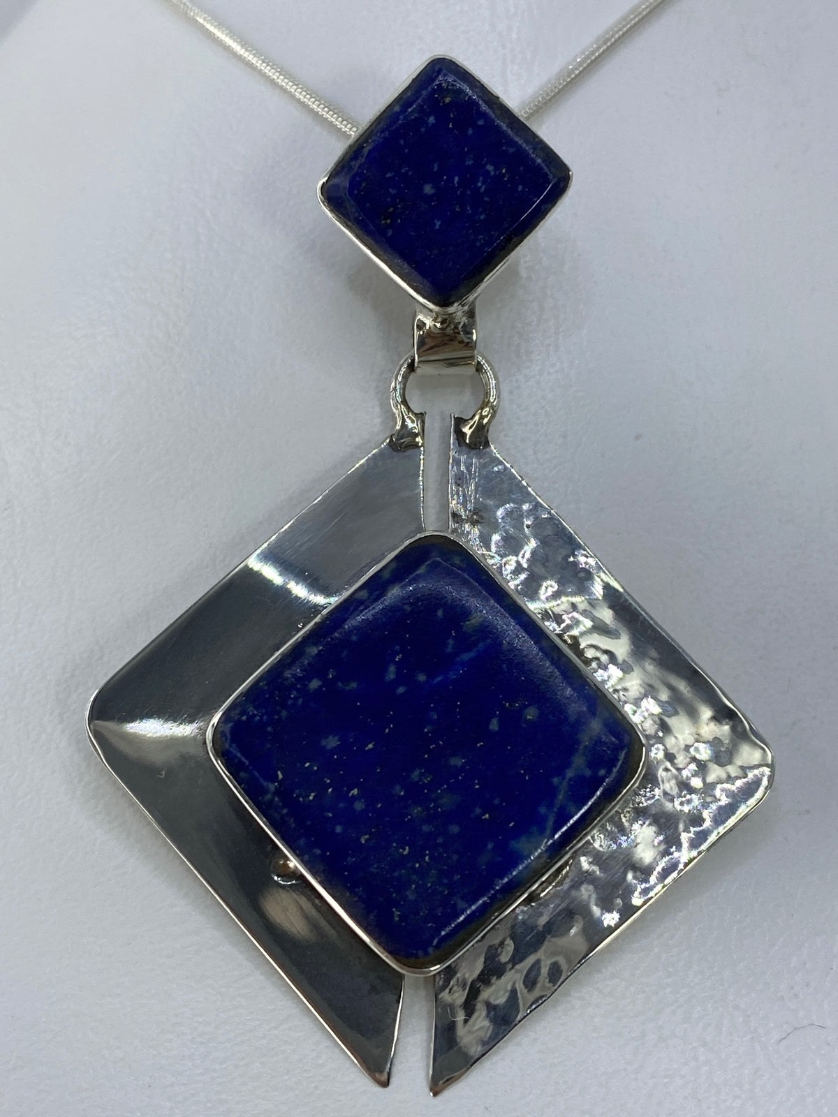 Dije de plata 925 con lapislazuli azul profundo y acabado martillado, 6 cm de largo