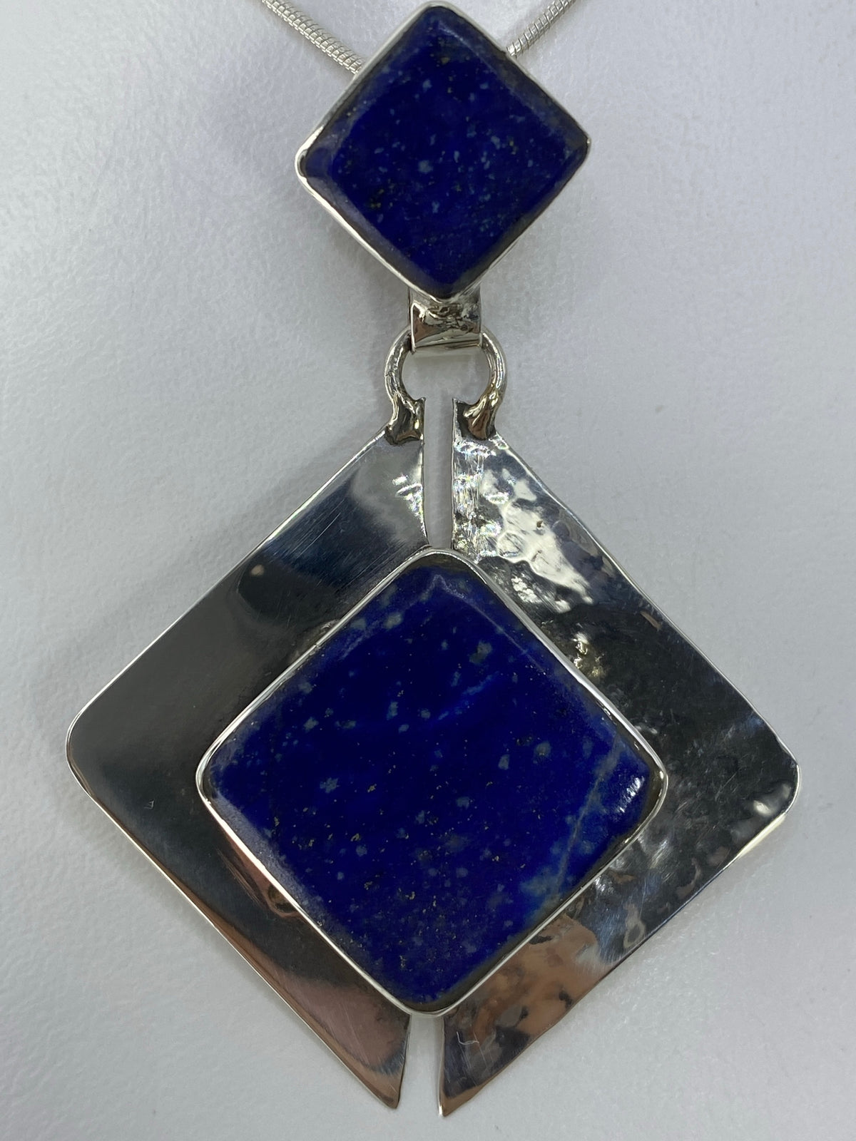 Detalle del engaste de lapislazuli en plata, mostrando las vetas de pirita dorada