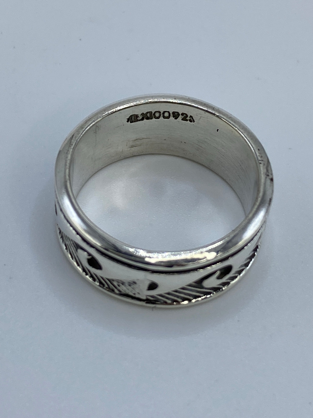 Anillo sobre fondo blanco mostrando el Quinto 925 en el interior