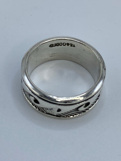 Anillo sobre fondo blanco mostrando el Quinto 925 en el interior