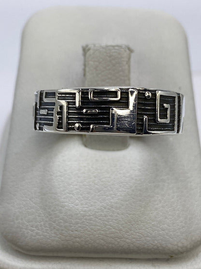 Anillo de plata repujado con motivos geométricos prehispánicos en talla 12
