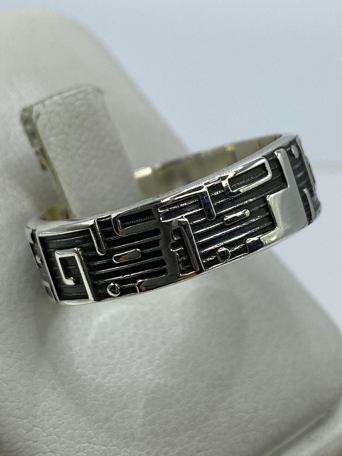 Detalle del repujado y acabado oxidado del anillo de plata 925