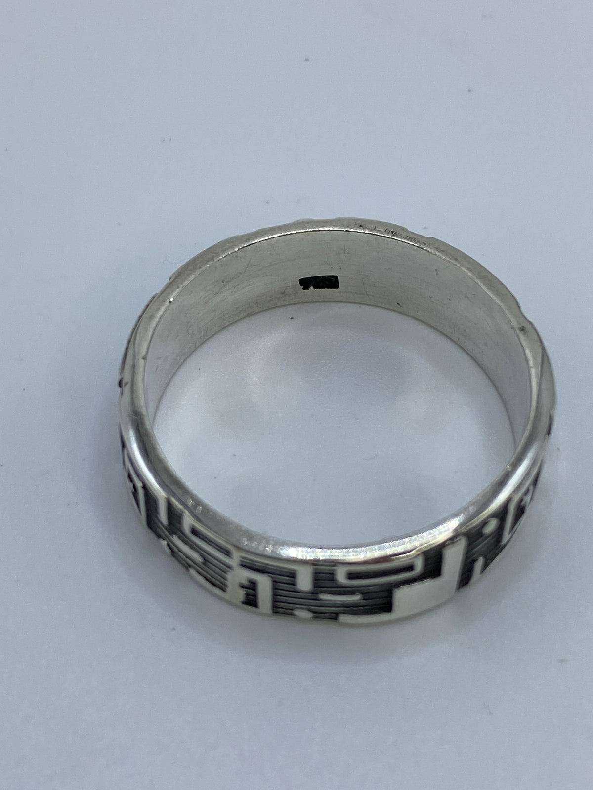 Anillo sobre fondo blanco mostrando el Quinto 925 de autenticidad