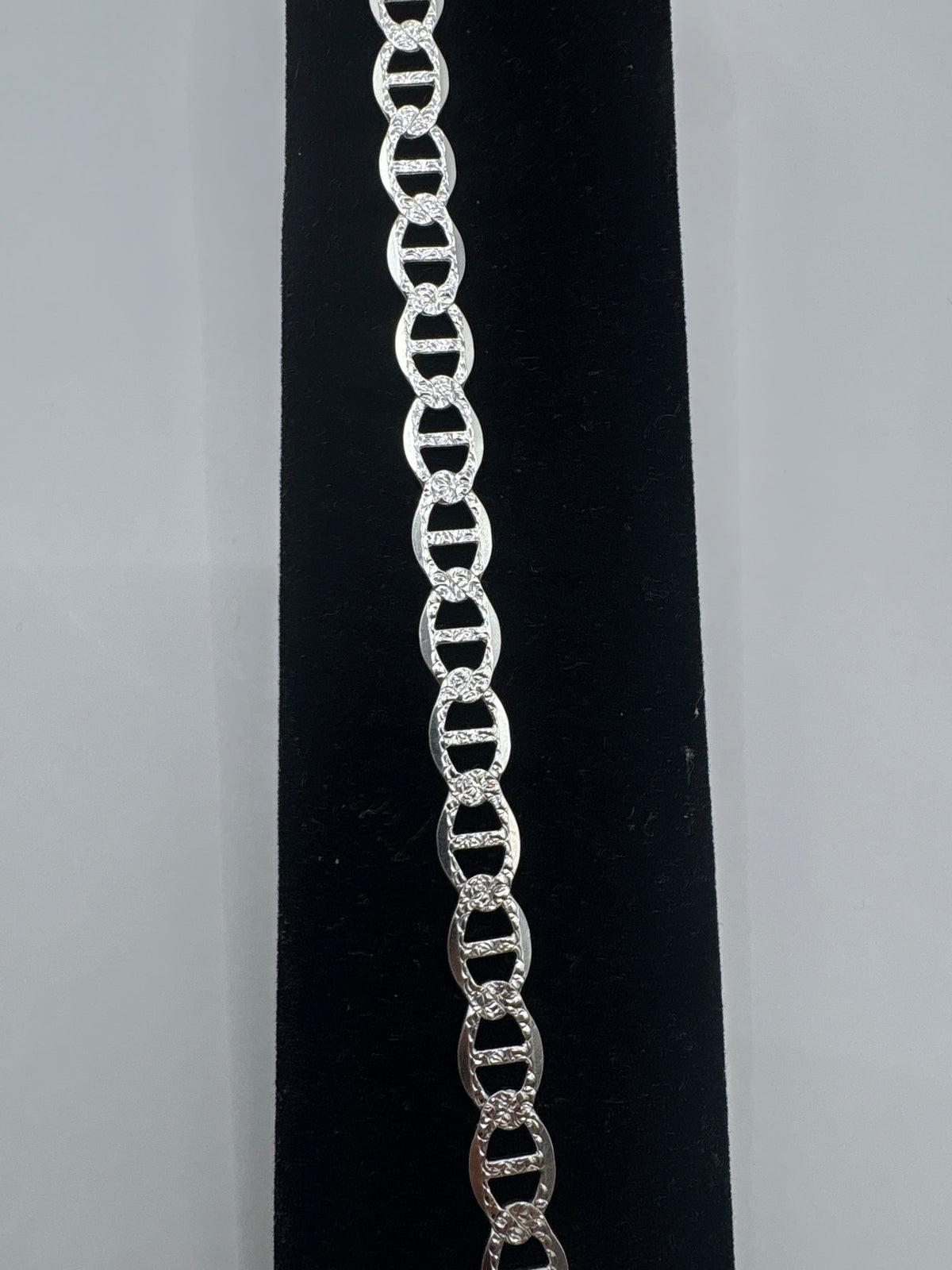 Pulsera de eslabón medida con regla, largo 19 cm, grosor 8 mm de eslabón