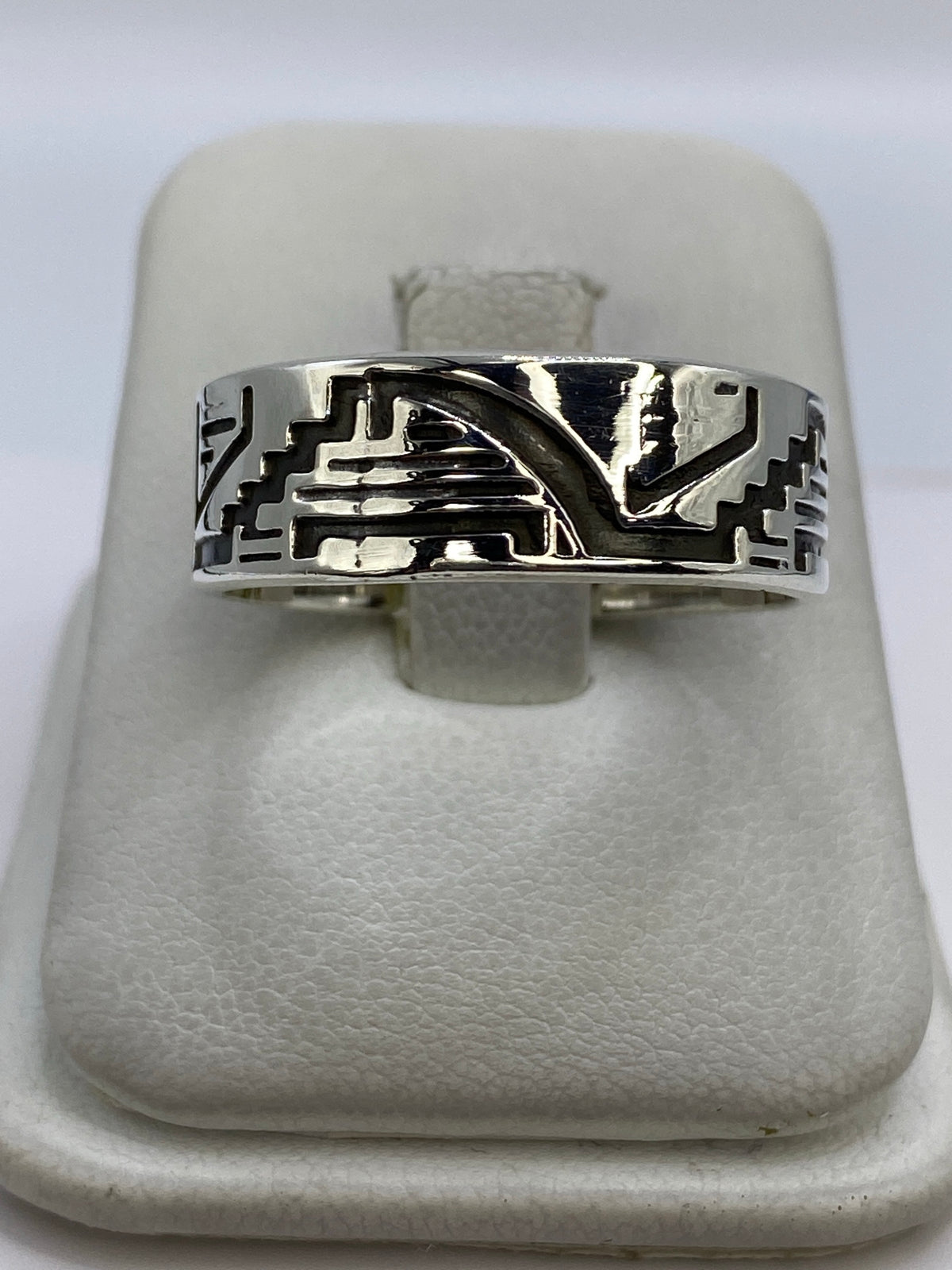 Anillo de plata repujado con símbolos prehispánicos geométricos en tono plata brillante