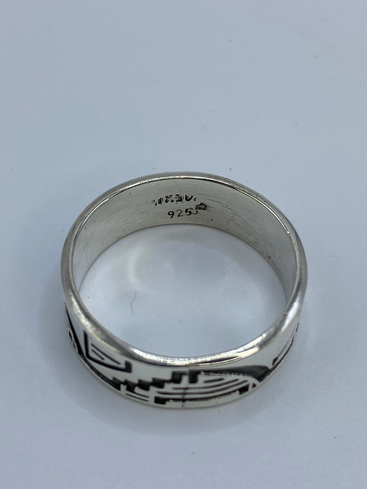 Anillo sobre fondo blanco con sello 925 visible en el interior