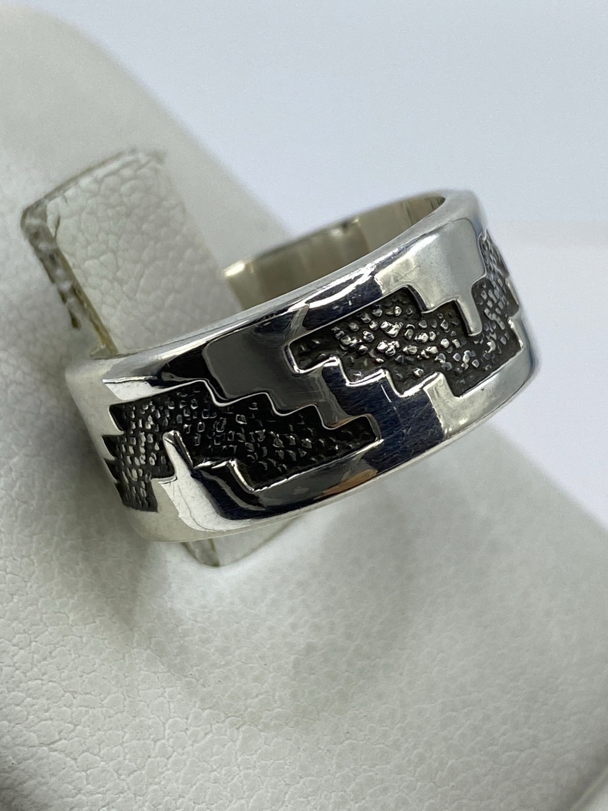 Anillo de plata repujada en la mano mostrando el trabajo artesanal