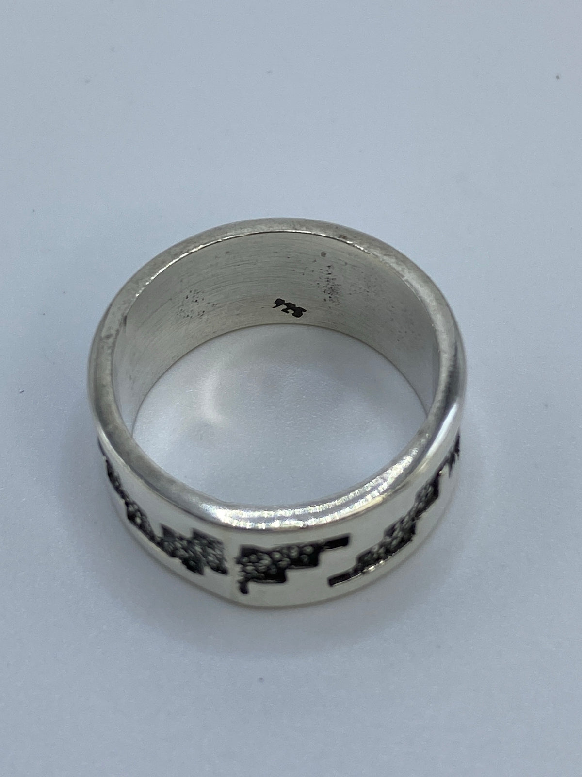 Reverso del anillo de repujado mostrando el Quinto 925