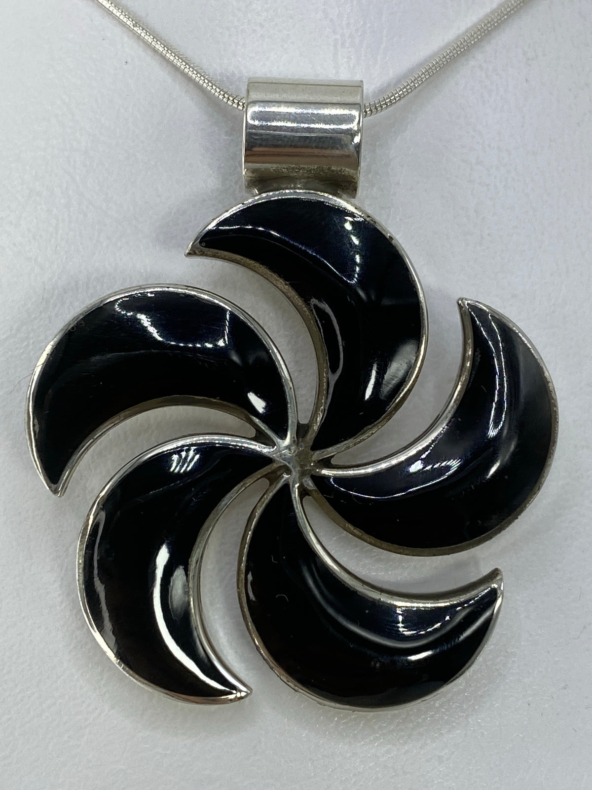 Dije de plata 925 con ónix negro engastado, suspendido en cadena serpentín