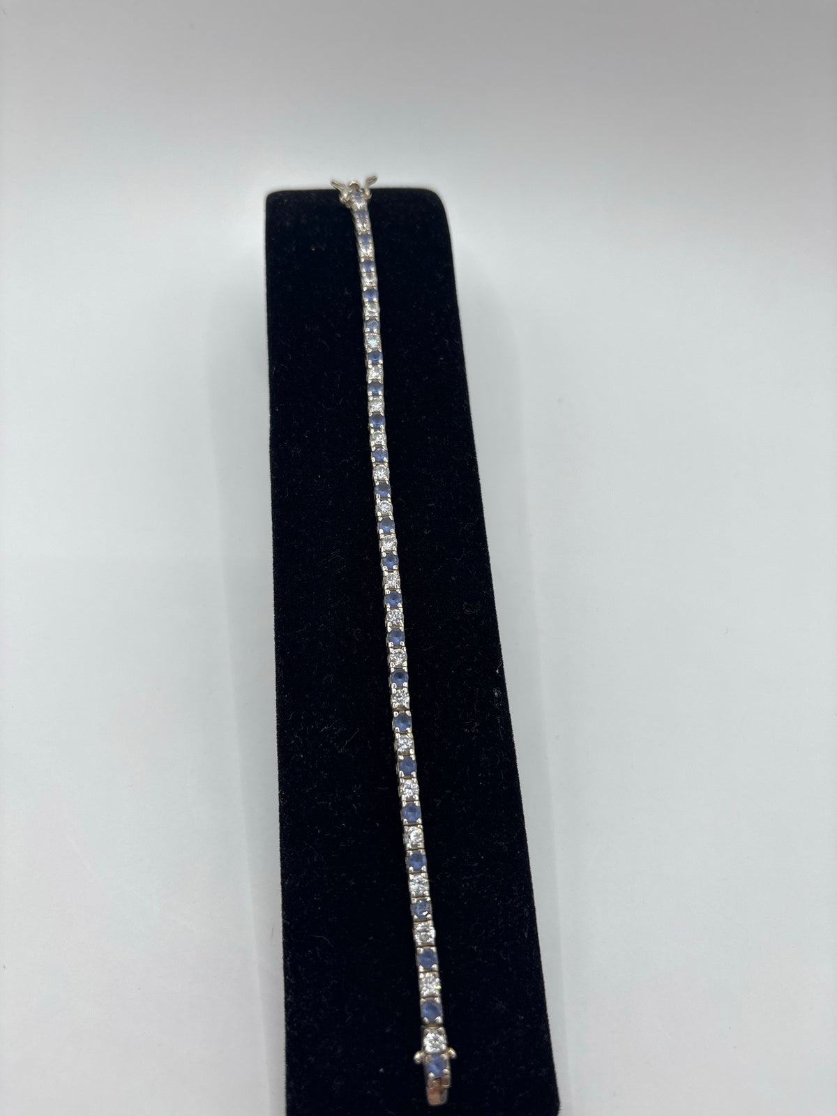Pulsera de plata .925 con circonia morada engastada a mano, sobre terciopelo negro