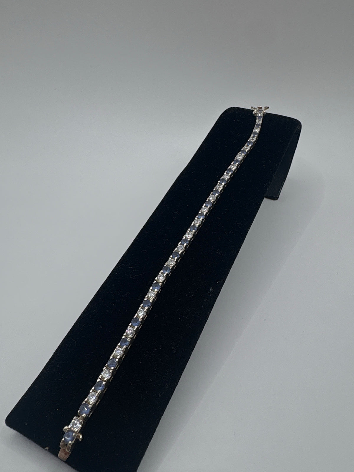 Detalle de engaste a mano de circonia morada en pulsera de plata de Taxco