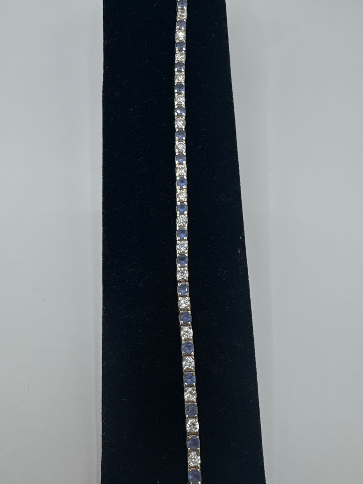 Pulsera de 17 cm largo y 4 mm grosor con circonia morada, medida con regla