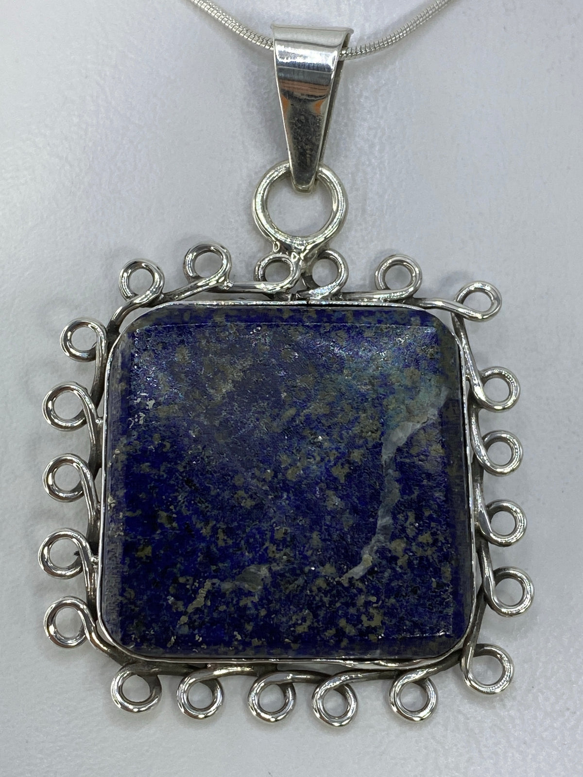 Dije cuadrado de plata 925 con lapislázuli azul profundo y anillas de plata en los bordes