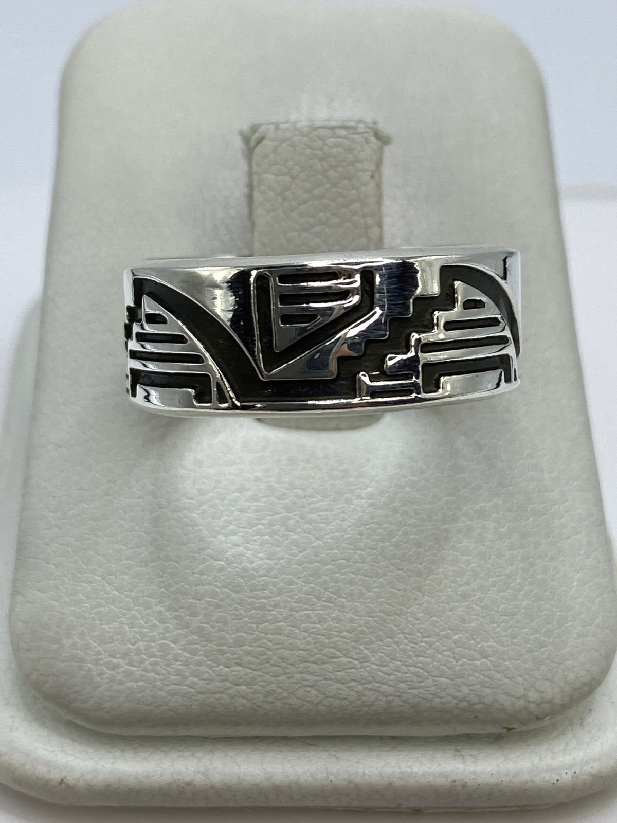Anillo de plata repujado con diseño geométrico en talla 10