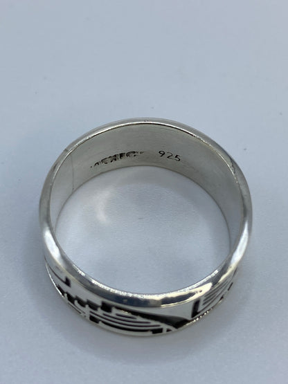 Anillo sobre fondo blanco con el Quinto 925 visible en el interior