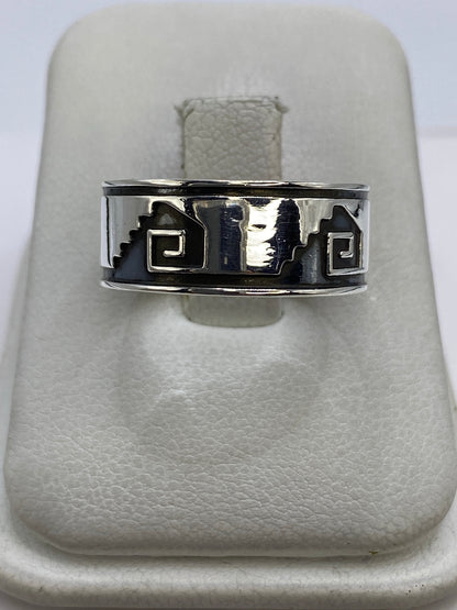 Anillo de plata repujado con motivos geométricos prehispánicos en talla 8