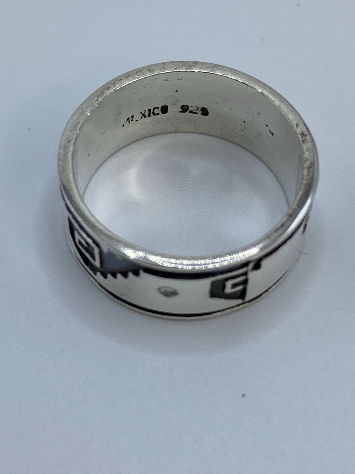 Anillo sobre fondo blanco mostrando el Quinto 925 en el interior
