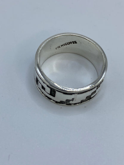 Anillo de plata repujado en balanza mostrando peso de 7.5 gramos
