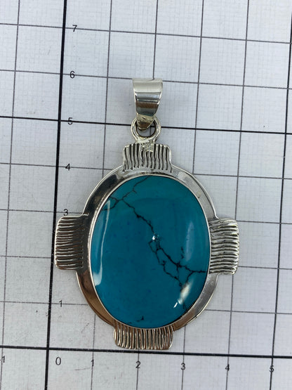 Reverso del dije de turquesa con sello de Quinto 950 en plata pura