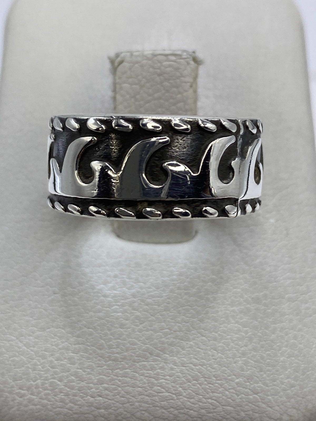 Anillo de plata repujado con ondas étnicas en talla 6, visto desde arriba