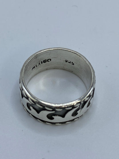 Anillo étnico unisex sobre balanza digital mostrando 6.39 g