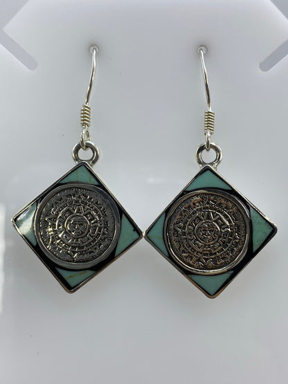 Par de aretes de plata con turquesa azul cielo y calendario azteca grabado en relieve