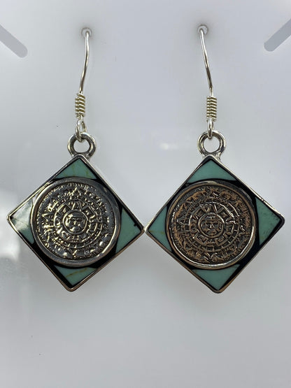 Aretes en la mano mostrando tamaño de 4.9 cm y el Quinto 925 grabado