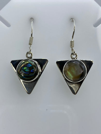 Par de aretes de plata 925 con perla blanca engastada en forma triangular, sobre fondo blanco