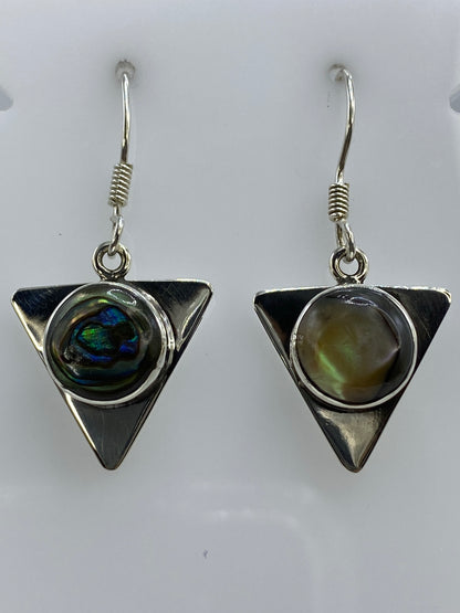 Aretes triangulares de plata 925 en la oreja, mostrando proporción 4.2 cm de largo