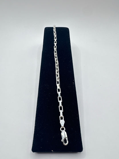 Pulsera de eslabón en plata .925 de Taxco, largo 18 cm, exhibida en forma vertical sobre presentador negro