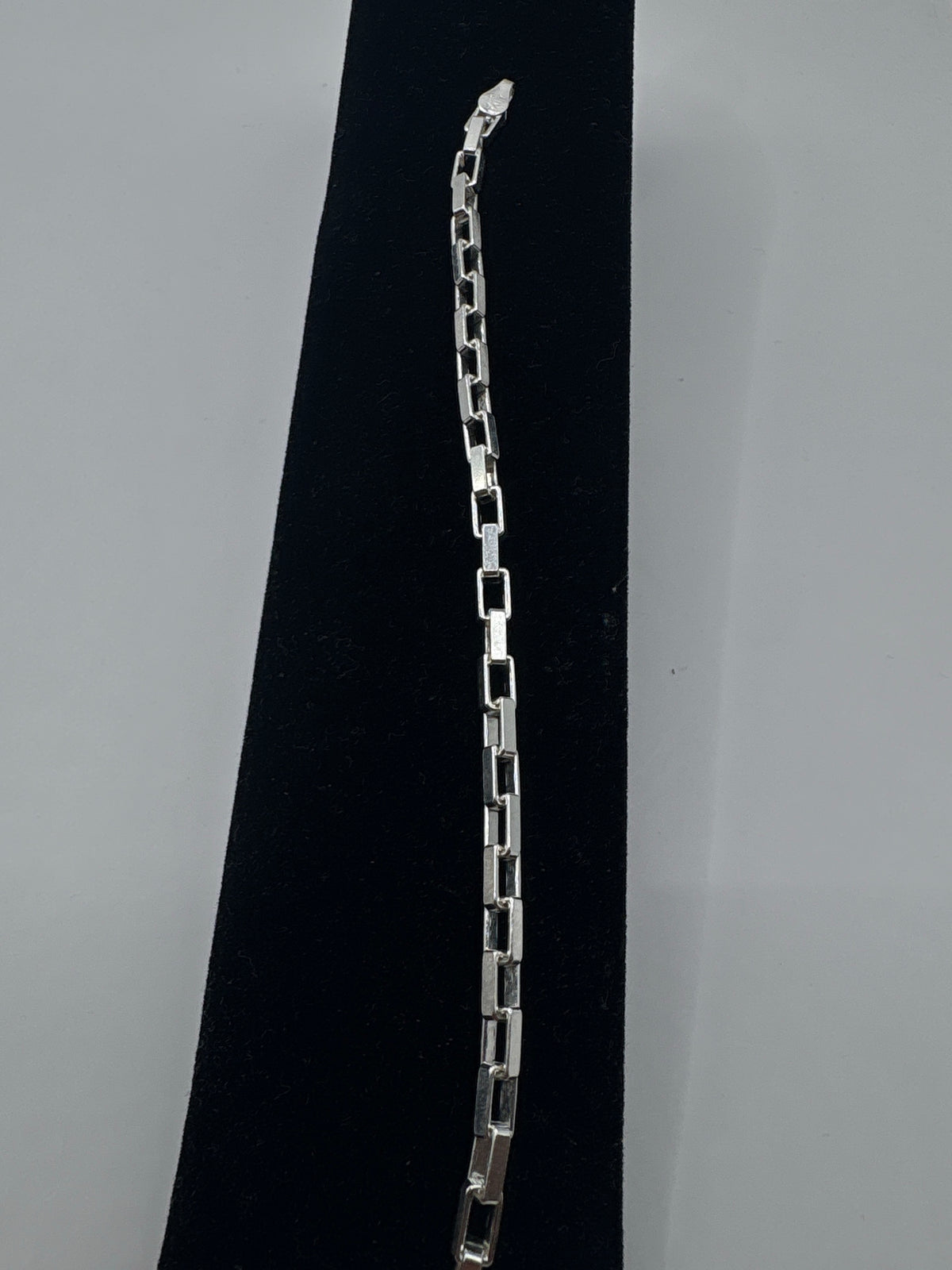 Pulsera de eslabón sobre regla de medición, confirmando largo de 18 cm