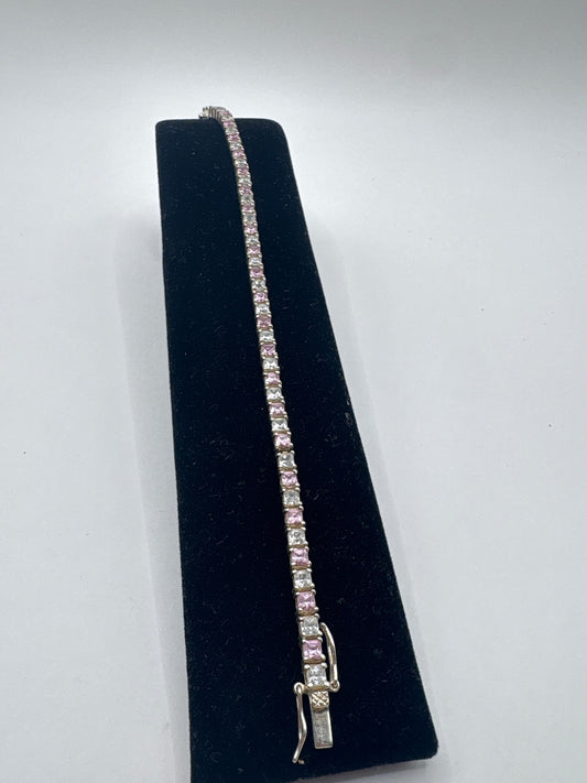 Pulsera de plata .925 con circonia rosa en línea continua, sobre estuche negro