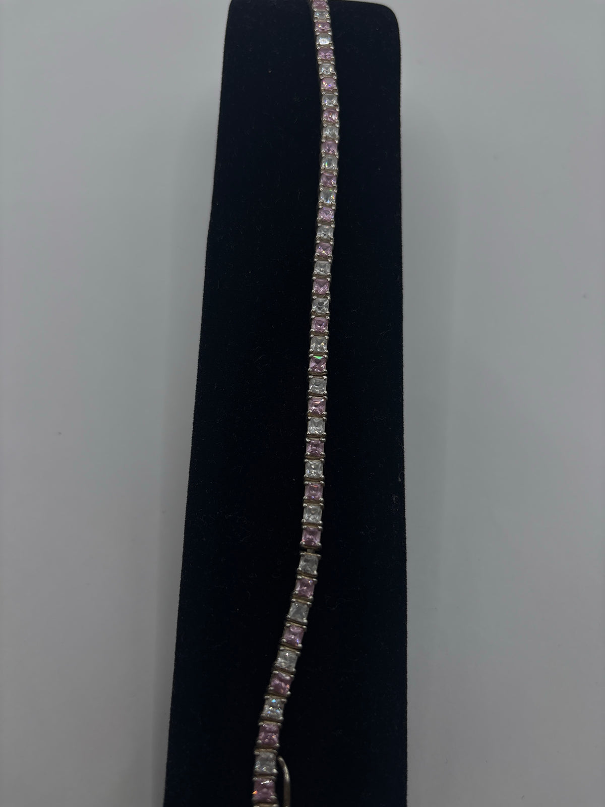 Pulsera de plata con circonia rosa colocada en muñeca, demostrando brillo y comodidad