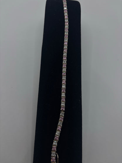 Pulsera de plata con circonia rosa colocada en muñeca, demostrando brillo y comodidad