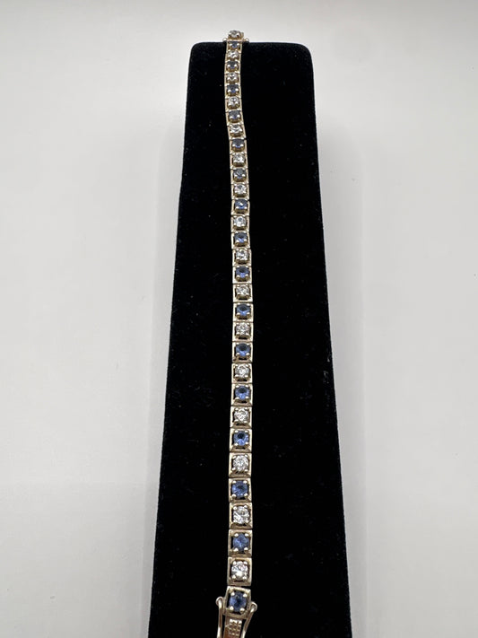 Pulsera de plata .925 con eslabones cuadrados y circonia morada engastada, vista frontal sobre terciopelo negro
