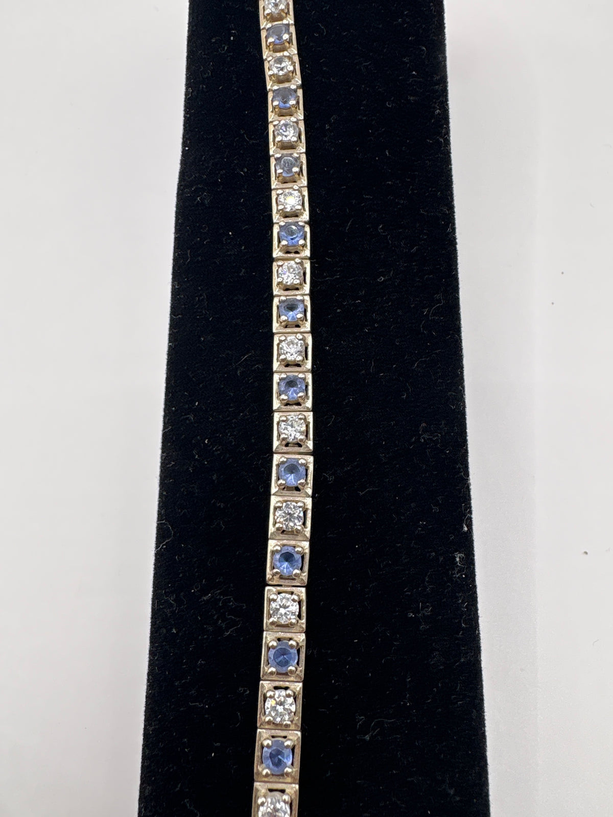 Pulsera de circonia morada sobre regla métrica, largo 17 cm