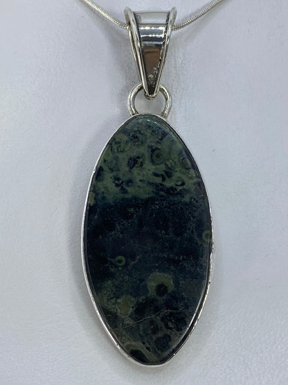 Dije de plata 925 con piedra multicolor incrustada a mano, 6 cm de largo