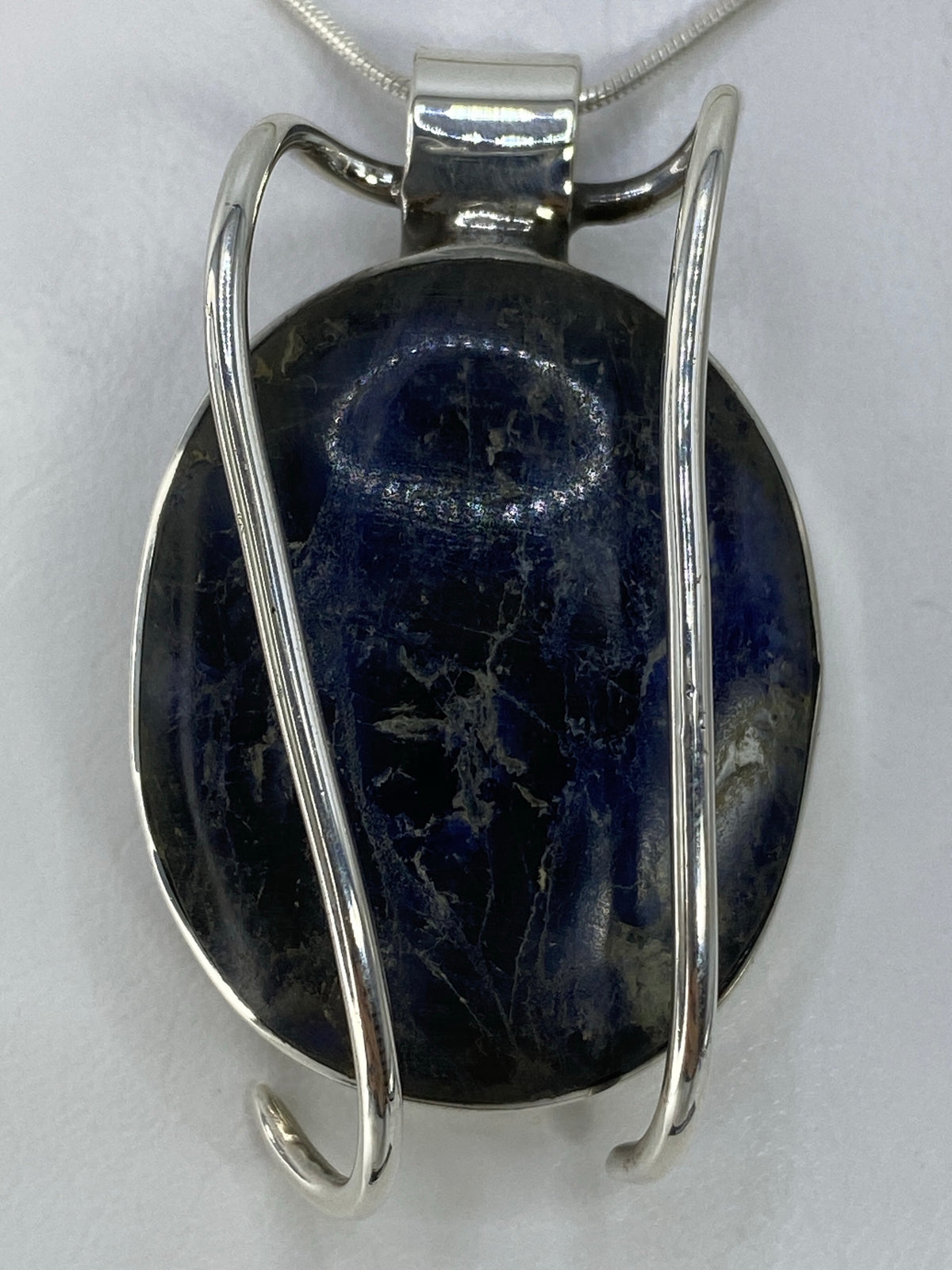 Dije de 4.8 cm sobre cadena de plata (cadena no incluida)