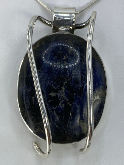 Dije de 4.8 cm sobre cadena de plata (cadena no incluida)