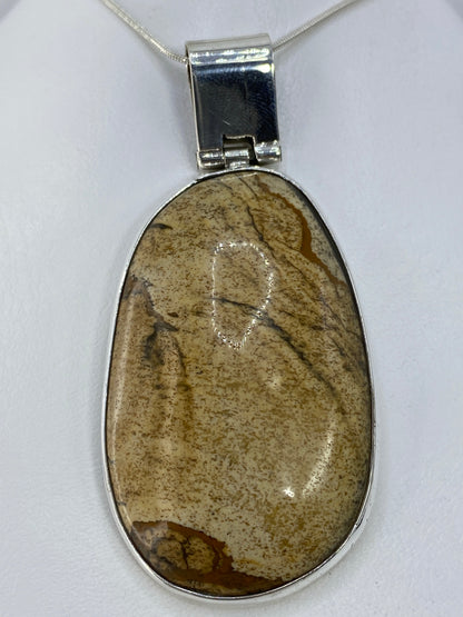 Detalle del engaste a mano de la piedra natural en plata pura