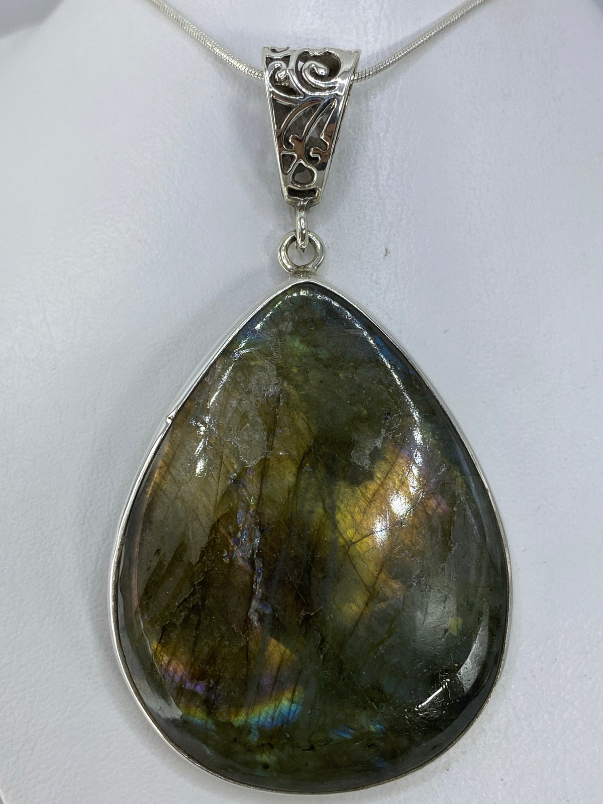 Dije de plata 925 con piedra verde olivo, 7 cm de largo, en forma de gota, engastado a mano