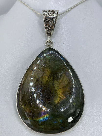 Detalle del engaste a mano de la piedra verde olivo en plata 925